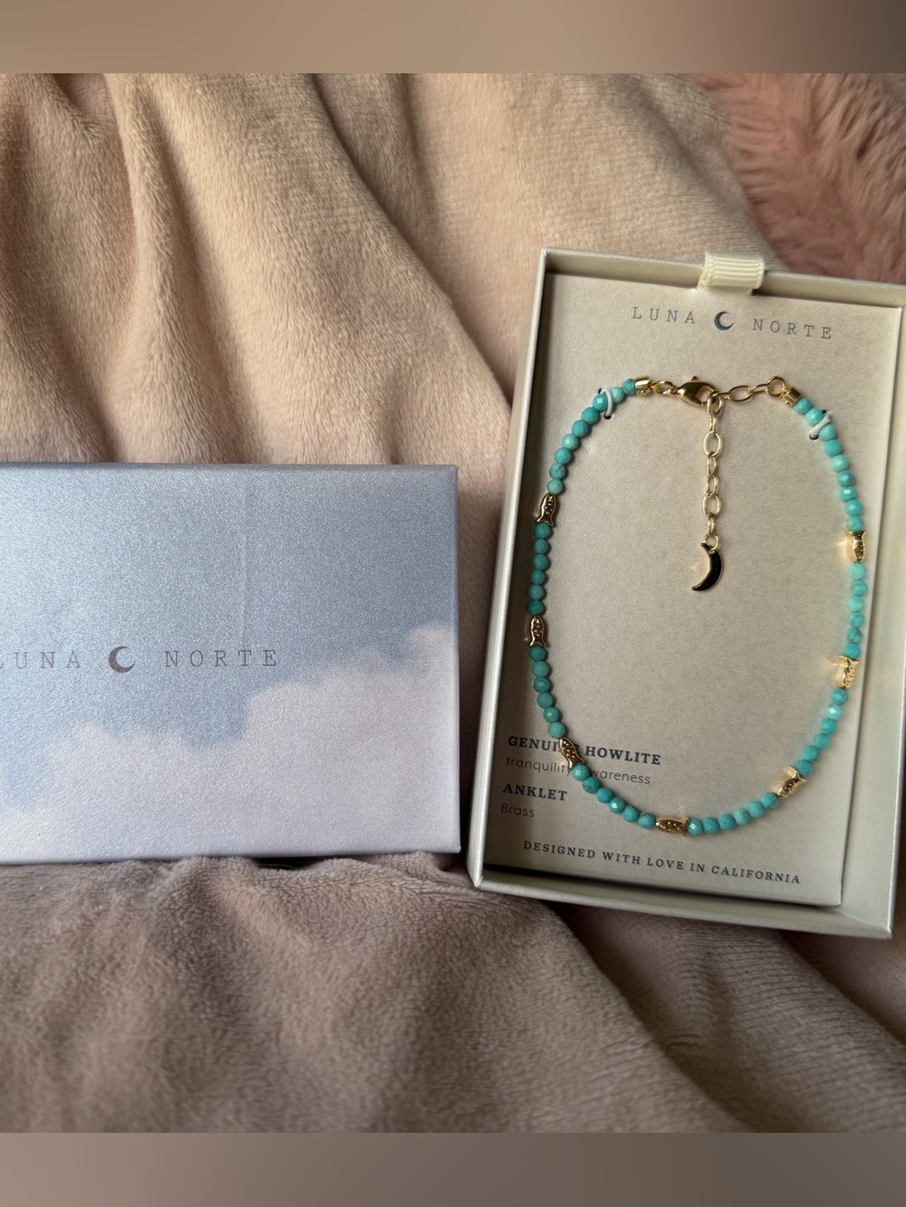Luna Norte Turquoise Howlite Beaded Bracelet with Gold Accents NWOT